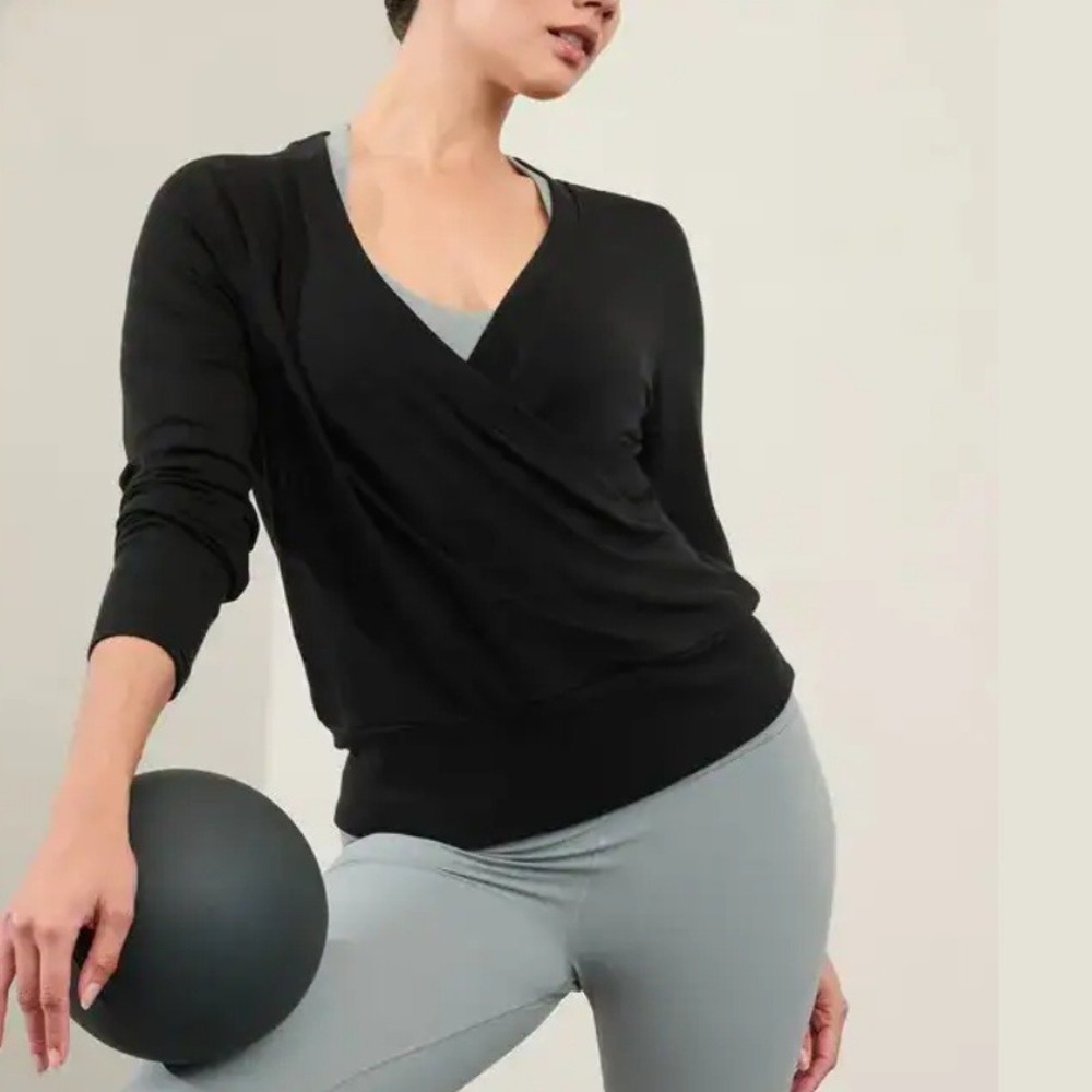 Athleta Recharge Sweatshirt Black Long Sleeve Fleece Surplice‎ Pullover V-Neck S